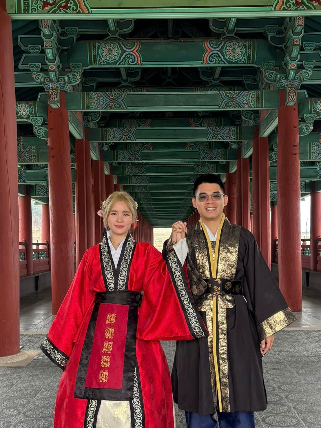 Duy Tùng và Thanh Trang mặc hanbok trong chuyến du lịch Hàn Quốc