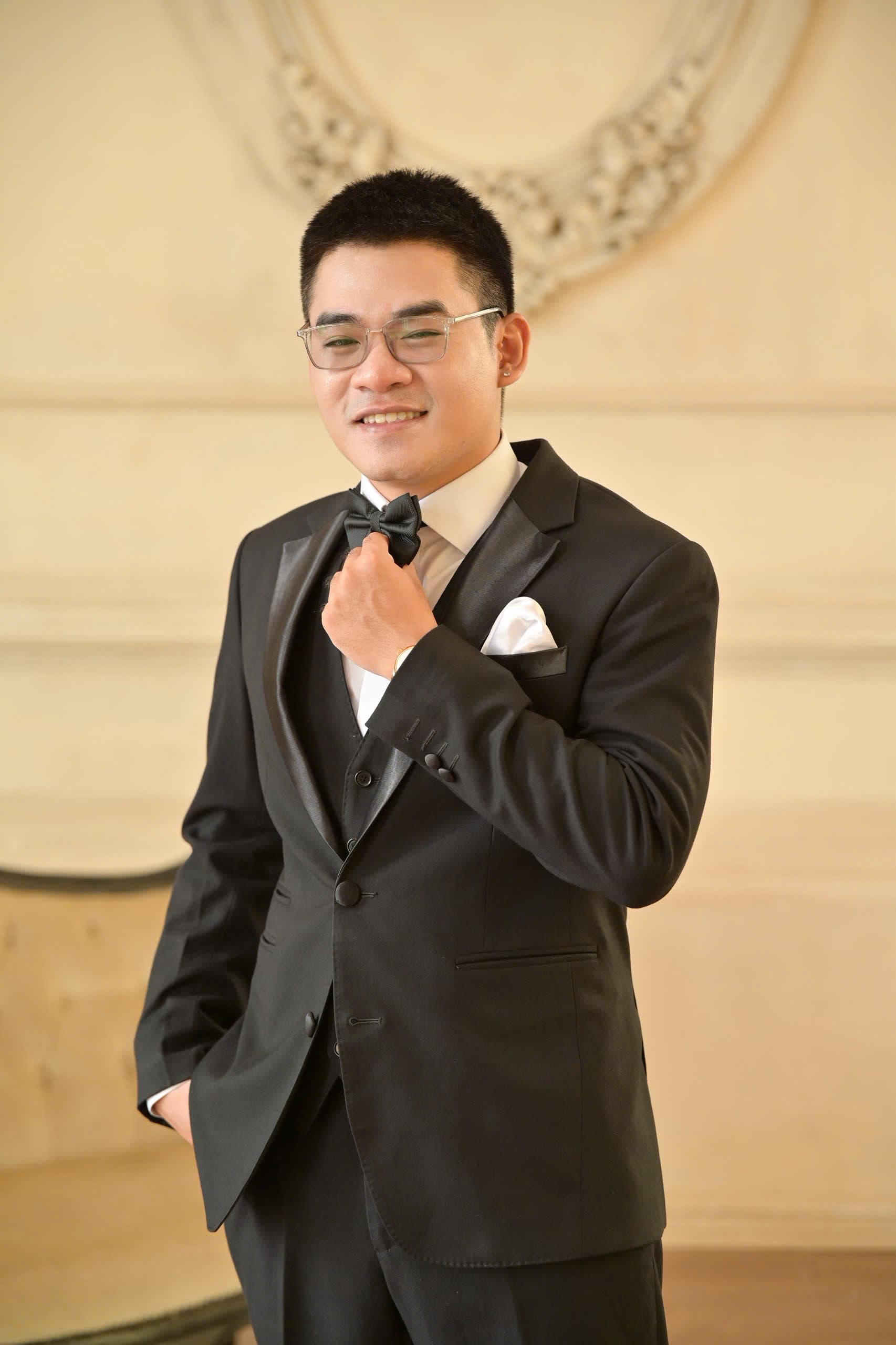 Duy Tùng chỉnh nơ, phong thái chú rể trong ngày cưới