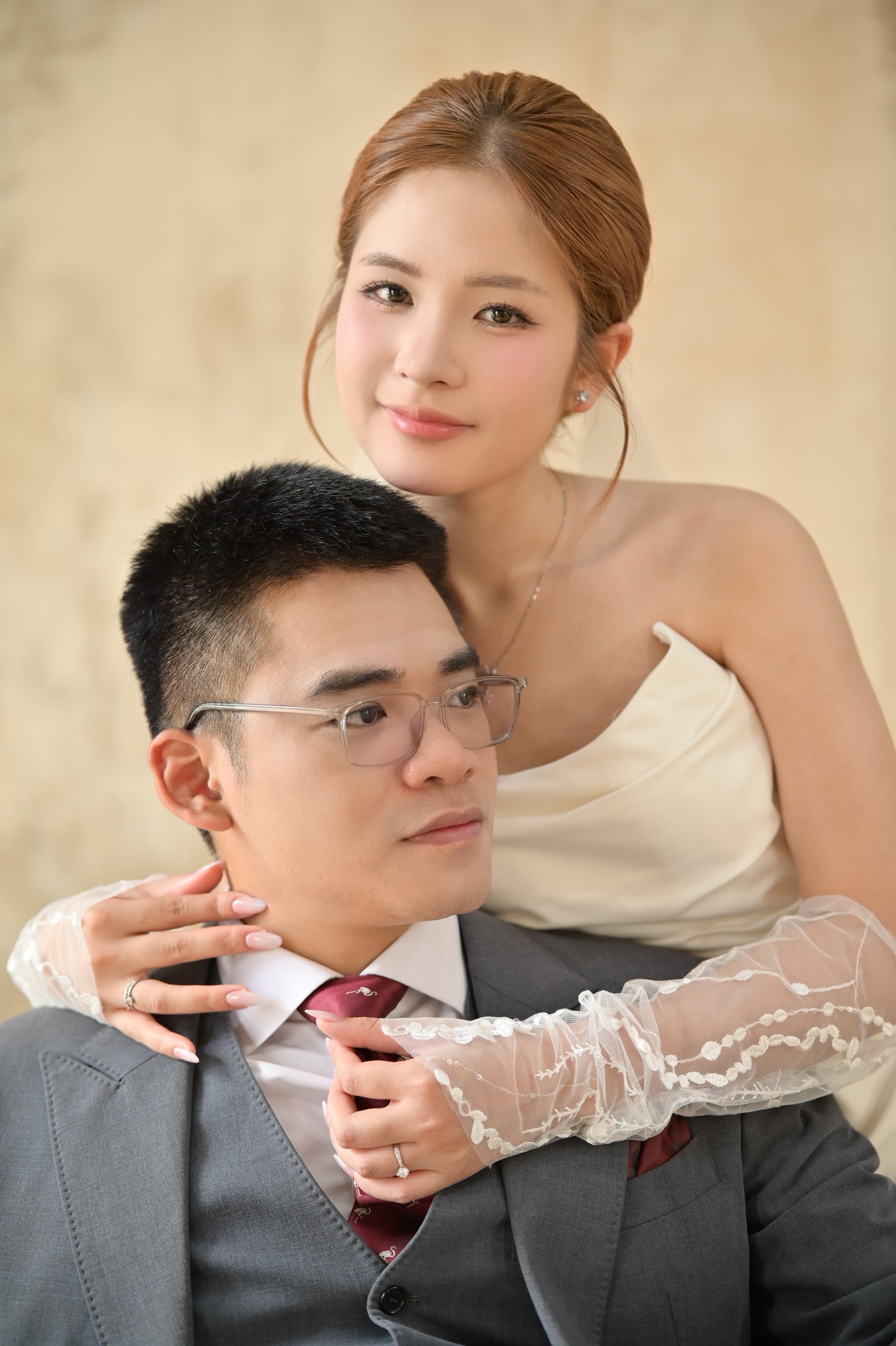 Khoảnh khắc hạnh phúc, âu yếm của đôi vợ chồng tương lai