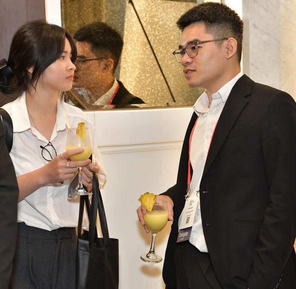 Khoảnh khắc hai người gặp nhau lần đầu tại hội thảo
